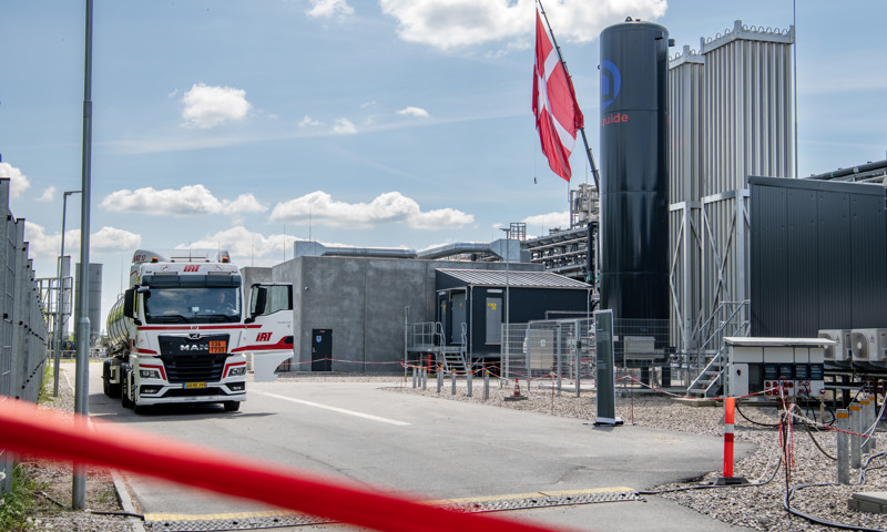 Verdens største PtX-anlæg blev i går indviet - her ses en lastbil med e-methanol, som blev kørt til Aabenraa Havn, hvor Laura Mærsk-skibet ventede på at tage imod.