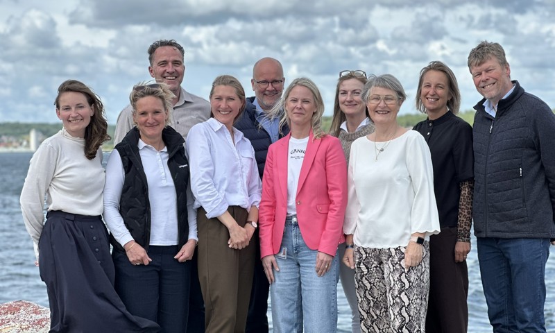 Stærke kræfter bag Aabenraa Kalder. Her ses en stor del af det engagerede advisory board, der står bag Aabenraa Kalder. Fra venstre: Bettina Holst (Business Aabenraa), Line Meldgaard (Meldgaard), Henrik Thykjær (Aabenraa Havn), Helle Malene Kjølsen Olsen (Aabenraa Kommune), Ole Jensen (Sydbank), Jane Aakjær Madsen (ABENA), Nanna Noe (Kohberg), Charlotte Hylleberg (Business Aabenraa), Rikke Clausen (Fleggaard) og Jan Sørensen (H. P. Therkelsen).